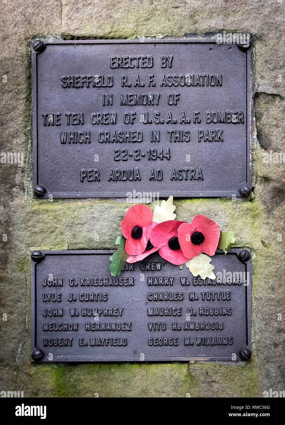 Le Mi Amigo memorial à Endcliffe Park, Sheffield avant les survoler le vendredi 22 février, d'avions de combat à réaction et d'autres appareils militaires de la Grande-Bretagne et des États-Unis. Tony Foulds a passé des décennies ayant tendance à l'Endcliffe Park, mémorial de Sheffield, dédiée à 10 aviateurs américains qui sont morts quand leur avion s'est écrasé en face de lui, il y a 75 ans. Banque D'Images