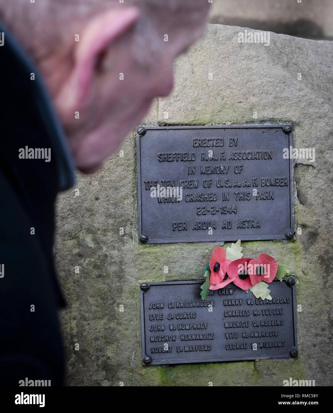 Tony Foulds, 82, l'avant de la mi Amigo Memorial Park, un défilé aérien plus Endcliffe Sheffiled qui aura lieu le vendredi 22 février, d'avions de combat à réaction et d'autres appareils militaires de la Grande-Bretagne et des États-Unis. Il a passé des décennies ayant tendance à l'Endcliffe Park, mémorial de Sheffield, dédiée à 10 aviateurs américains qui sont morts quand leur avion s'est écrasé en face de lui, il y a 75 ans. Banque D'Images