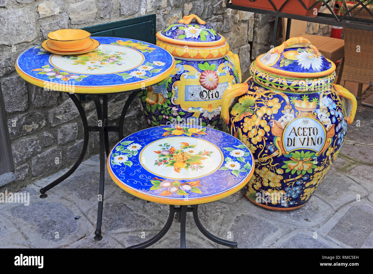 Tables décorées en céramique et des urnes de stockage Banque D'Images