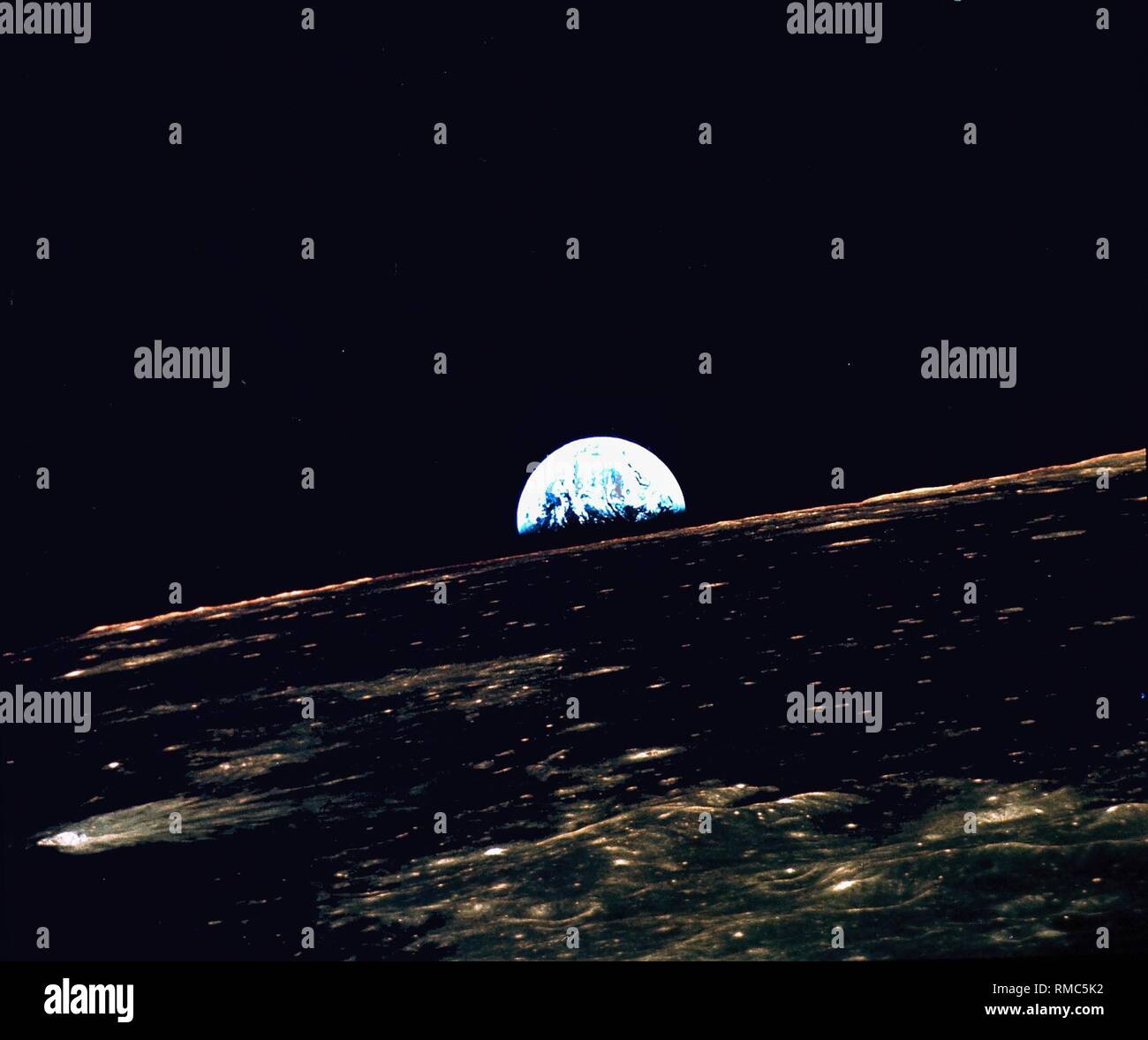 Cette photographie de la terre au-dessus de l'horizon de la Lune a été prise d'Apollo 10. Apollo 10 (18.-26 mai 1969) a procédé à l'exécution de l'essai du programme Apollo 11, sans réellement l'atterrissage sur la Lune. Banque D'Images