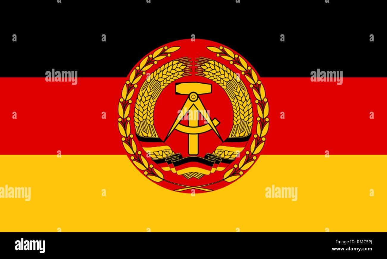 Drapeau de l'armée nationale populaire de la RDA avec les armoiries de la RDA entourés avec la guirlande de maïs dans le centre du drapeau. Photo à partir de 1989. Banque D'Images