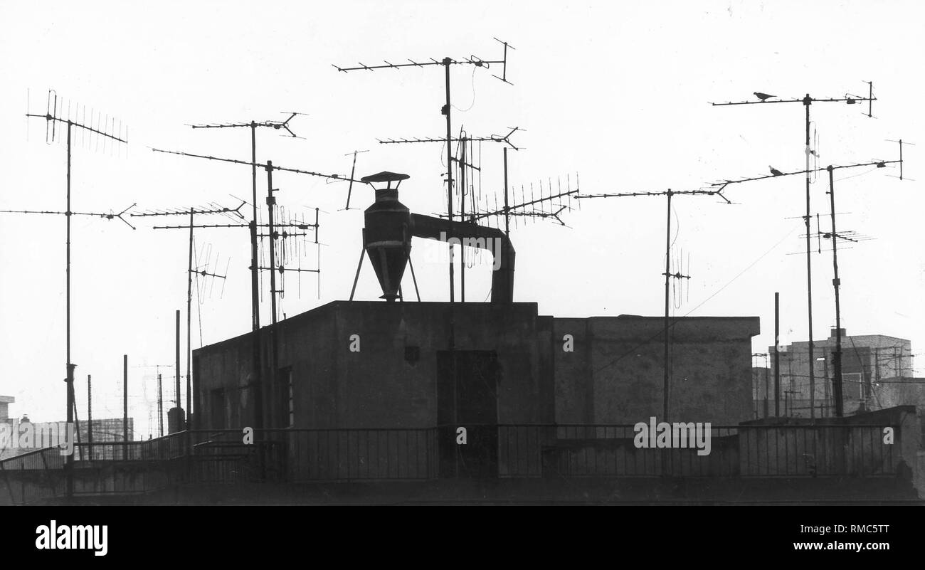 Antennes sur un toit de maison. Banque D'Images