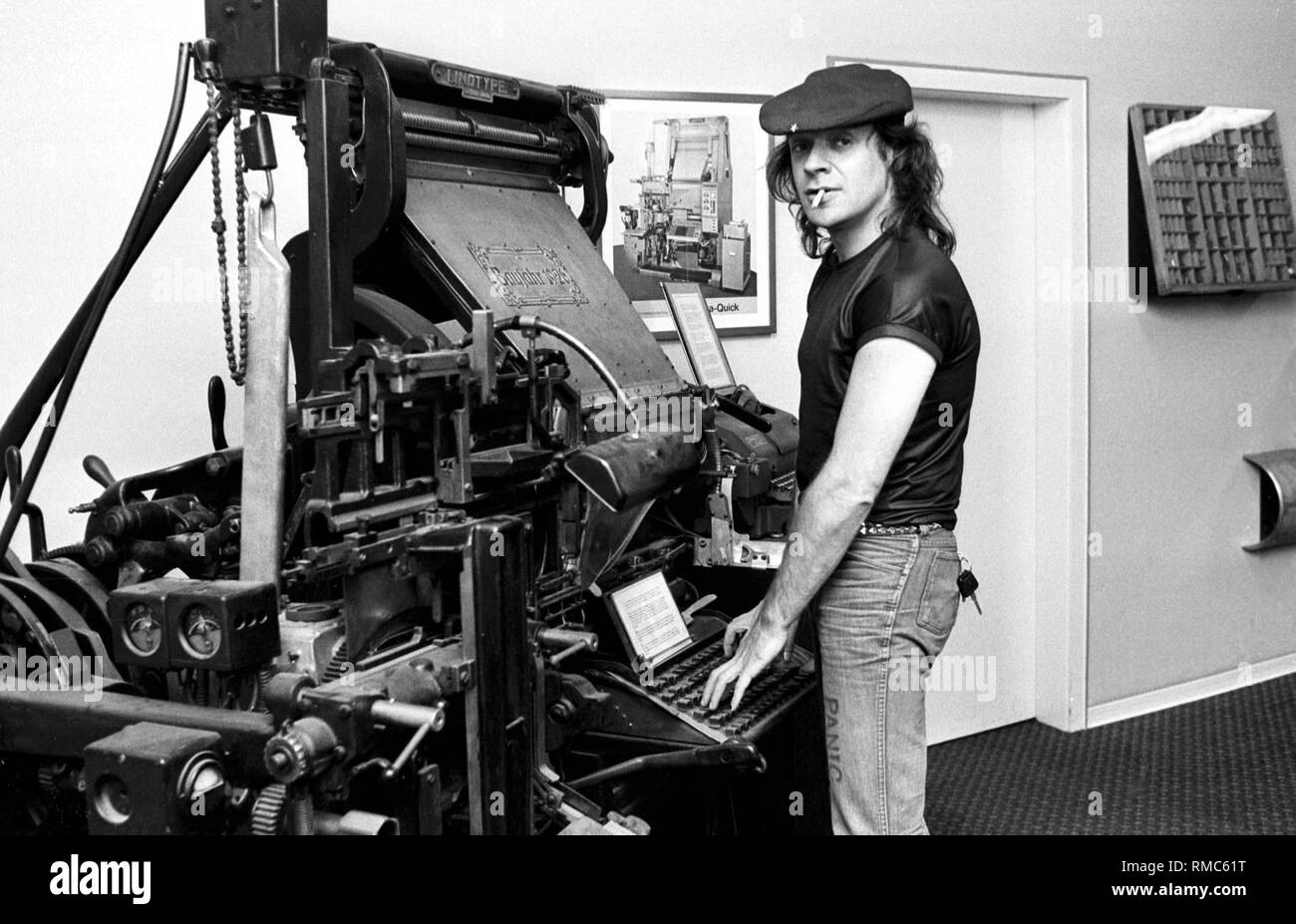 La panique l'Udo Lindenberg a toujours aimé être dans le journal de l'environnement sur ses nombreux PR tours, parce qu'après tout, rien n'est aussi important pour un artiste comme bonne presse. Cependant, le lourd sur la photo de 1981 a été typographe Linotype déjà une pièce de musée à l'époque. Banque D'Images