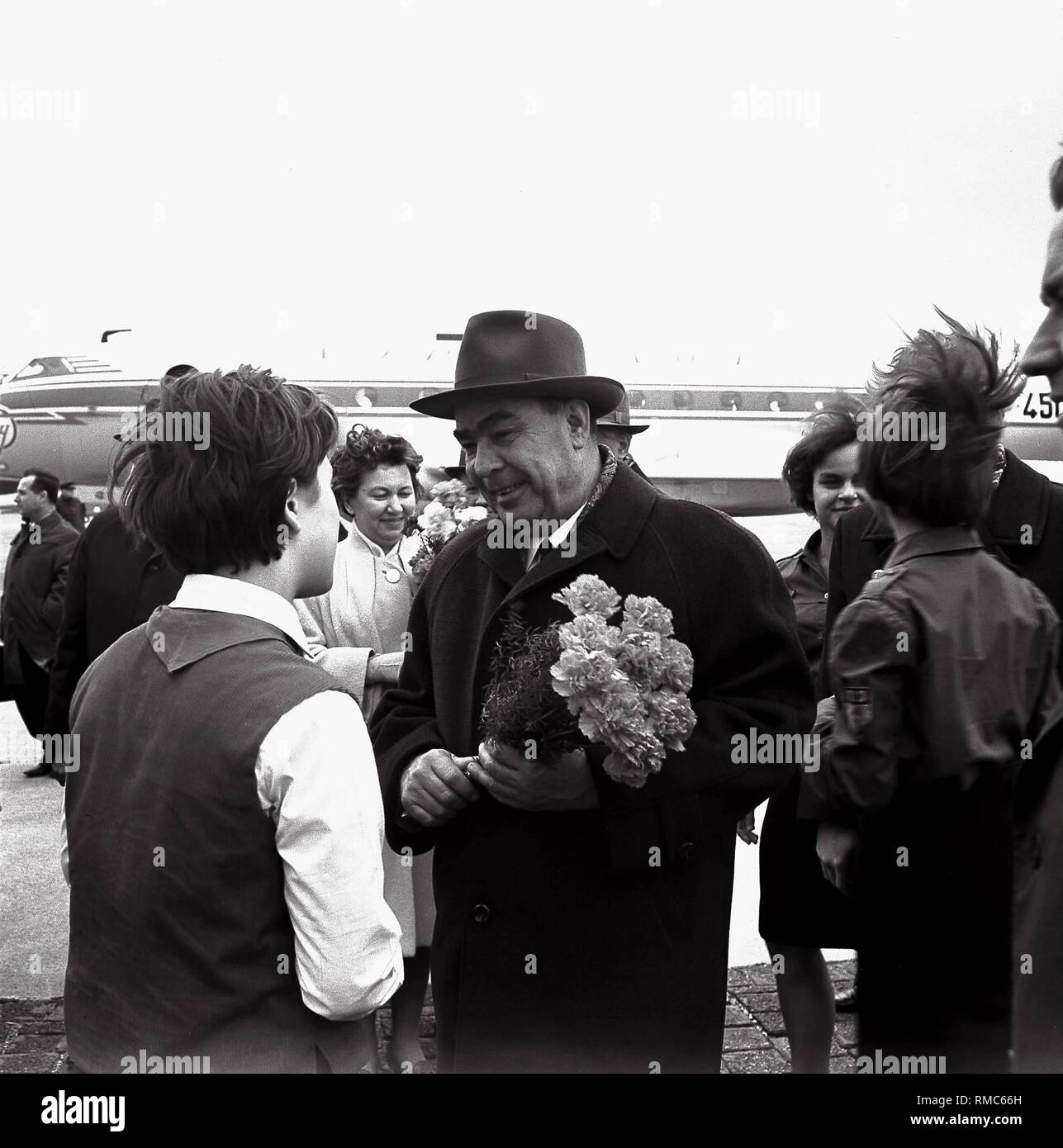 Le Secrétaire général de l'UCA, Leonid Brejnev, à l'aéroport d'Erfurt. Banque D'Images