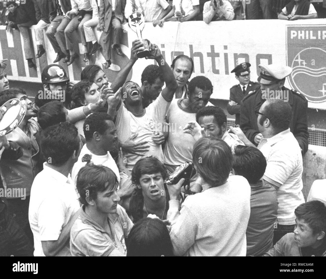 Pele avec la Coupe Jules Rimet. Banque D'Images