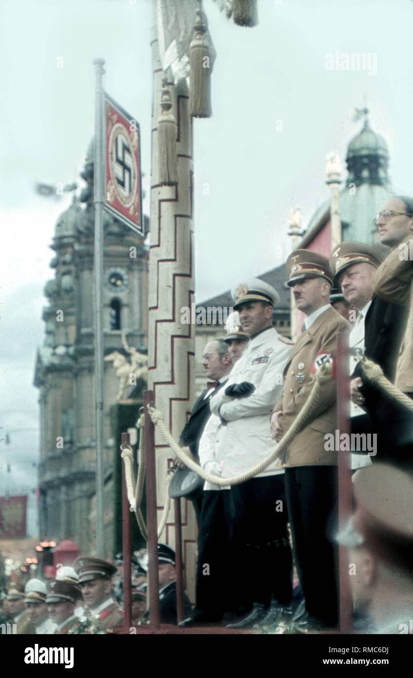 Adolf Hitler suit la procession sur le "Tag der Deutschen Kunst' dans le stand VIP. 2e de gauche : Gauleiter Adolf Wagner, Adolf Hitler, Ministre italien de la culture nationale Dino Alfieri, Josef Goebbels. Banque D'Images