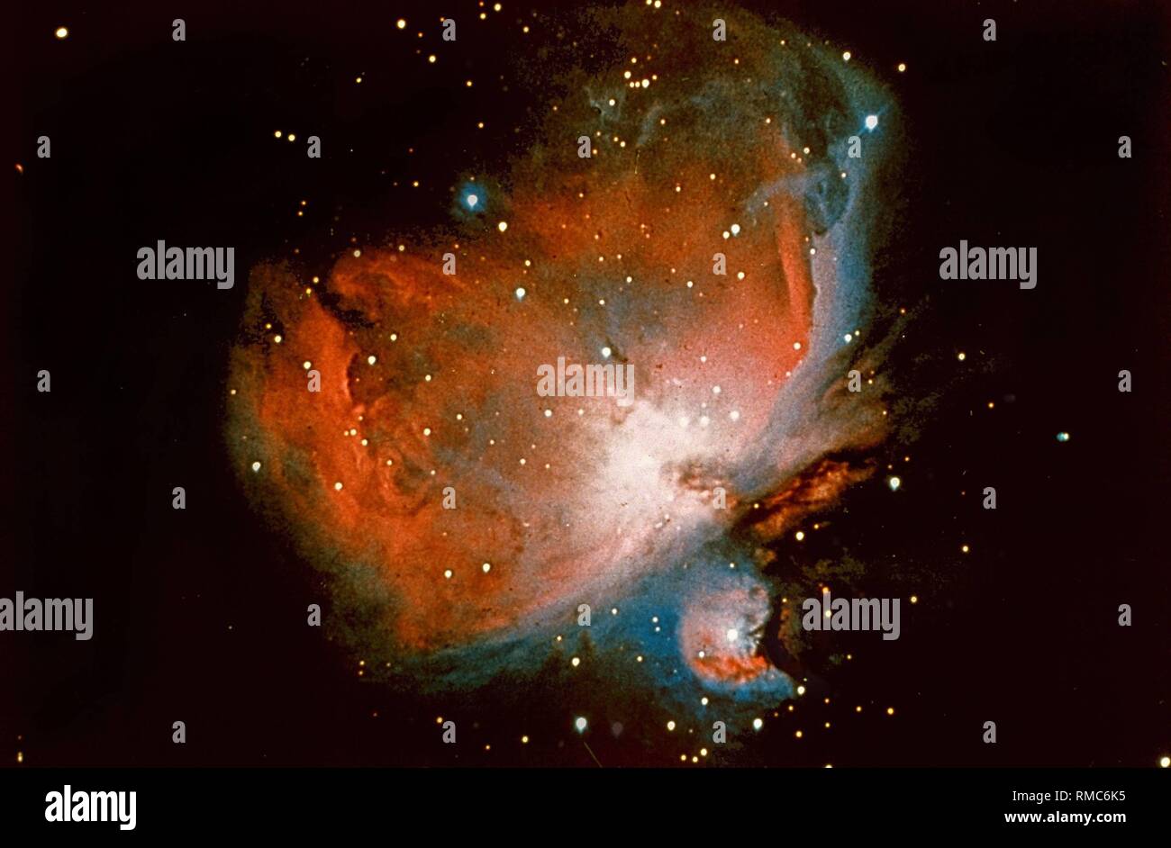La Nébuleuse d'Orion (M42) se compose d'effondrement des nuages de gaz et  de poussière d'une masse gigantesque de la constellation d'Orion, le  chasseur. Dans le brouillard, il marque l'épée d'Orion accrochée à