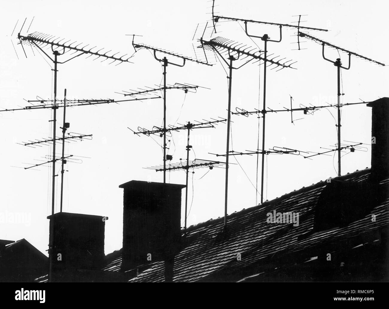 Antennes sur un toit de maison. Banque D'Images