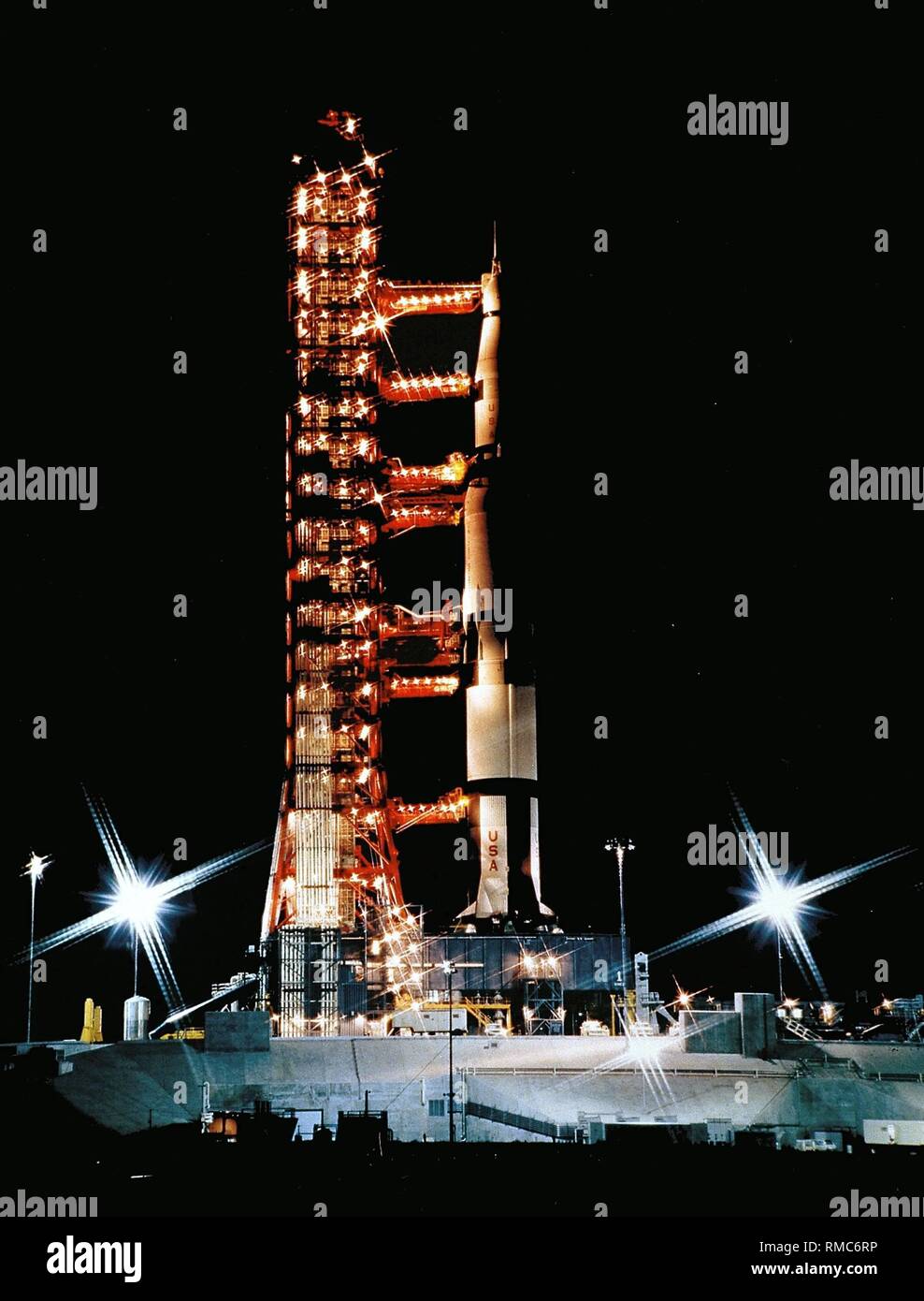 Les préparatifs pour le lancement d'une soirée du programme Apollo au Centre spatial Kennedy. La propulsion de fusée du programme Apollo, la Saturn V, et l'appareil sont mis en position à l'aire de lancement. Photo non datée, probablement à partir des années 1980. Banque D'Images