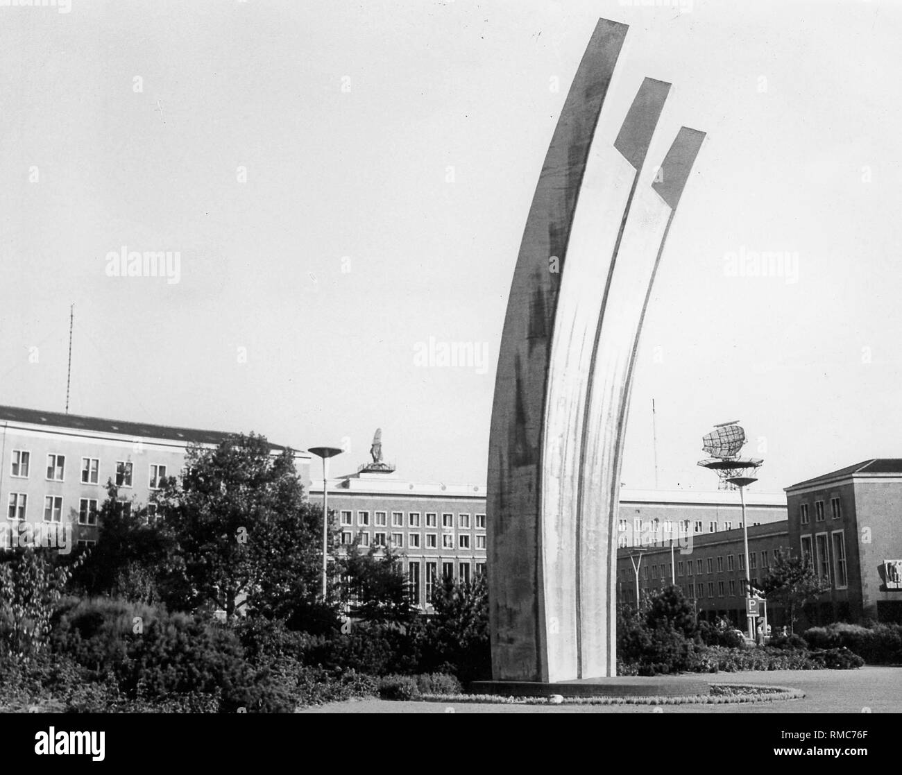 Monument à le Pont Aérien de Berlin sur la 'Platz der Luftbruecke puis' en face de l'Aéroport de Tempelhof à Berlin. Banque D'Images