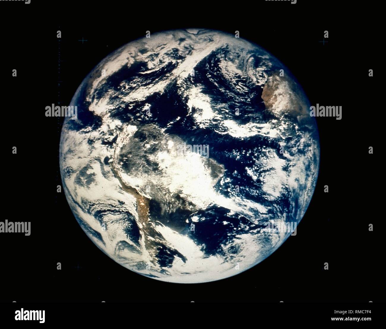 Photographié la terre comme une sphère solide de l'espace au-dessus du Brésil / Équateur par le satellite géostationnaire. Les continents de l'Amérique latine et une partie de l'Afrique (position 2 suis) peuvent également être reconnues. Photo non datée, probablement à partir des années 1980. Banque D'Images