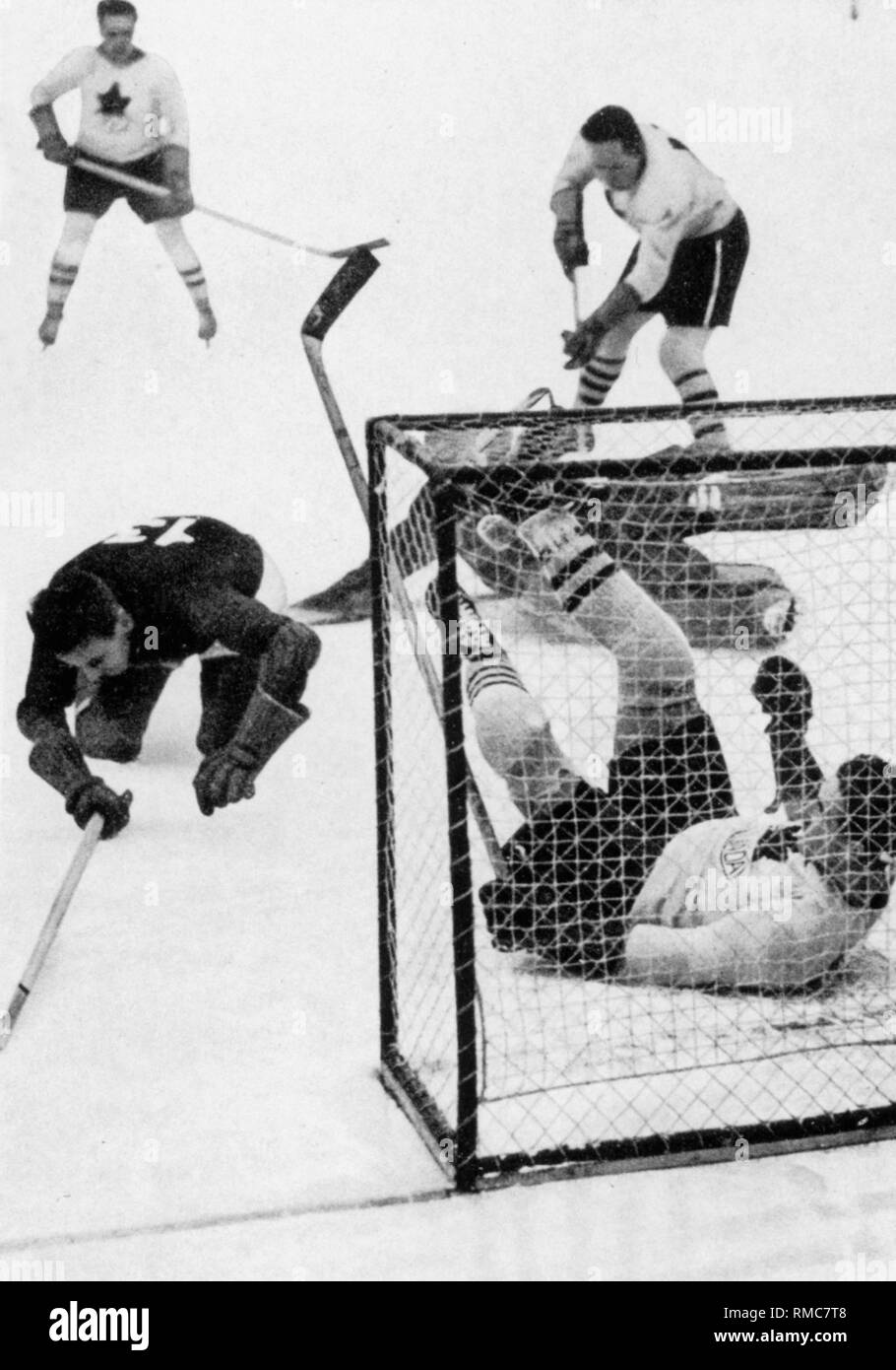 Les équipes de hockey sur glace du Canada et de la Lettonie (11 : 0) aux Jeux Olympiques de Garmisch-Partenkirchen. Banque D'Images