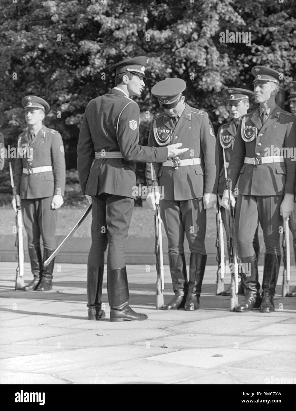 Les soldats de l'armée soviétique avec des fusils à baïonnette lors d'un défilé à l'occasion du 40e anniversaire de la fin de la guerre. Banque D'Images