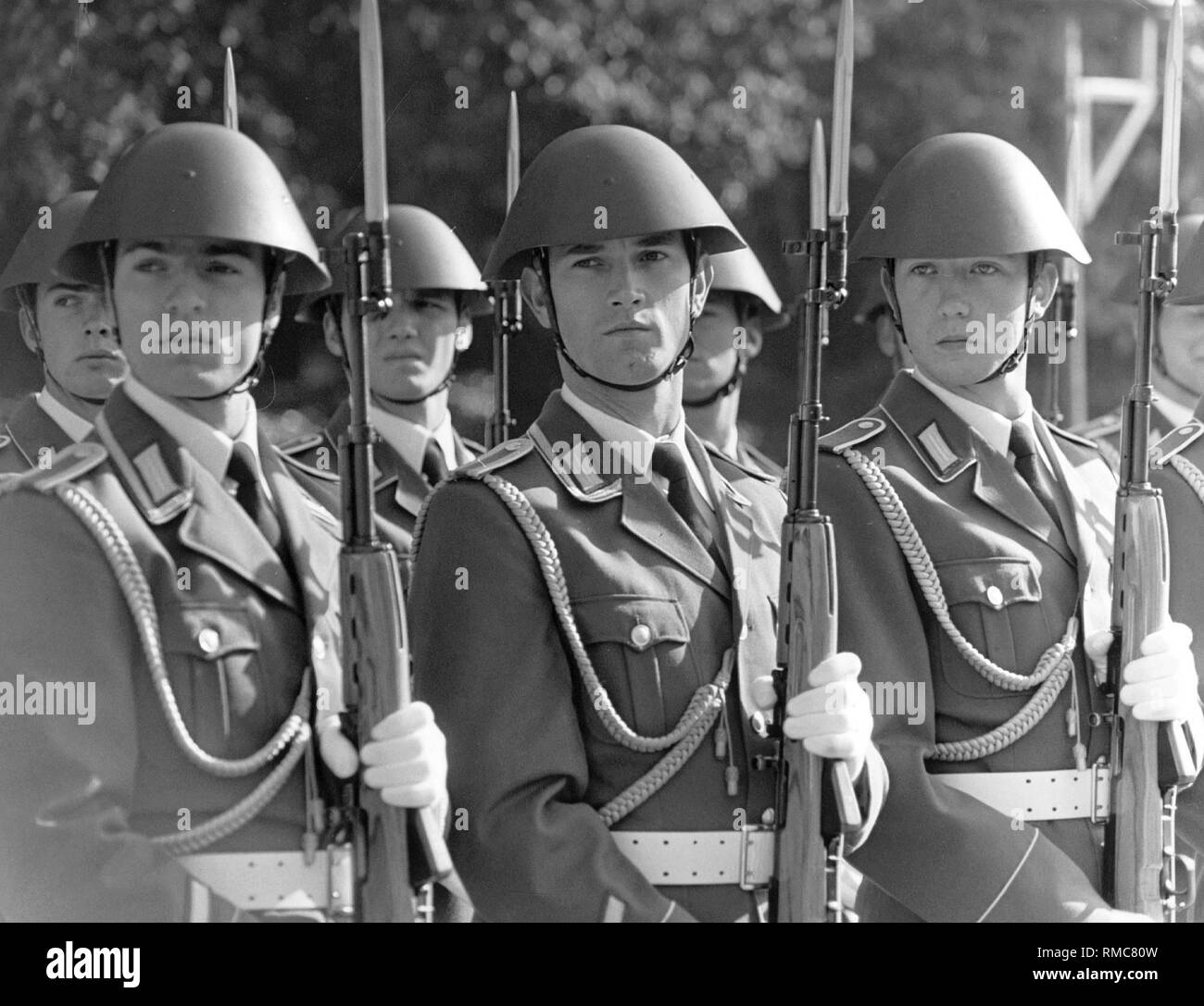 Les soldats de l'Armée Populaire Nationale (NVA) avec des fusils à baïonnette lors d'un défilé à l'occasion du 40e anniversaire de la fin de la guerre. Banque D'Images