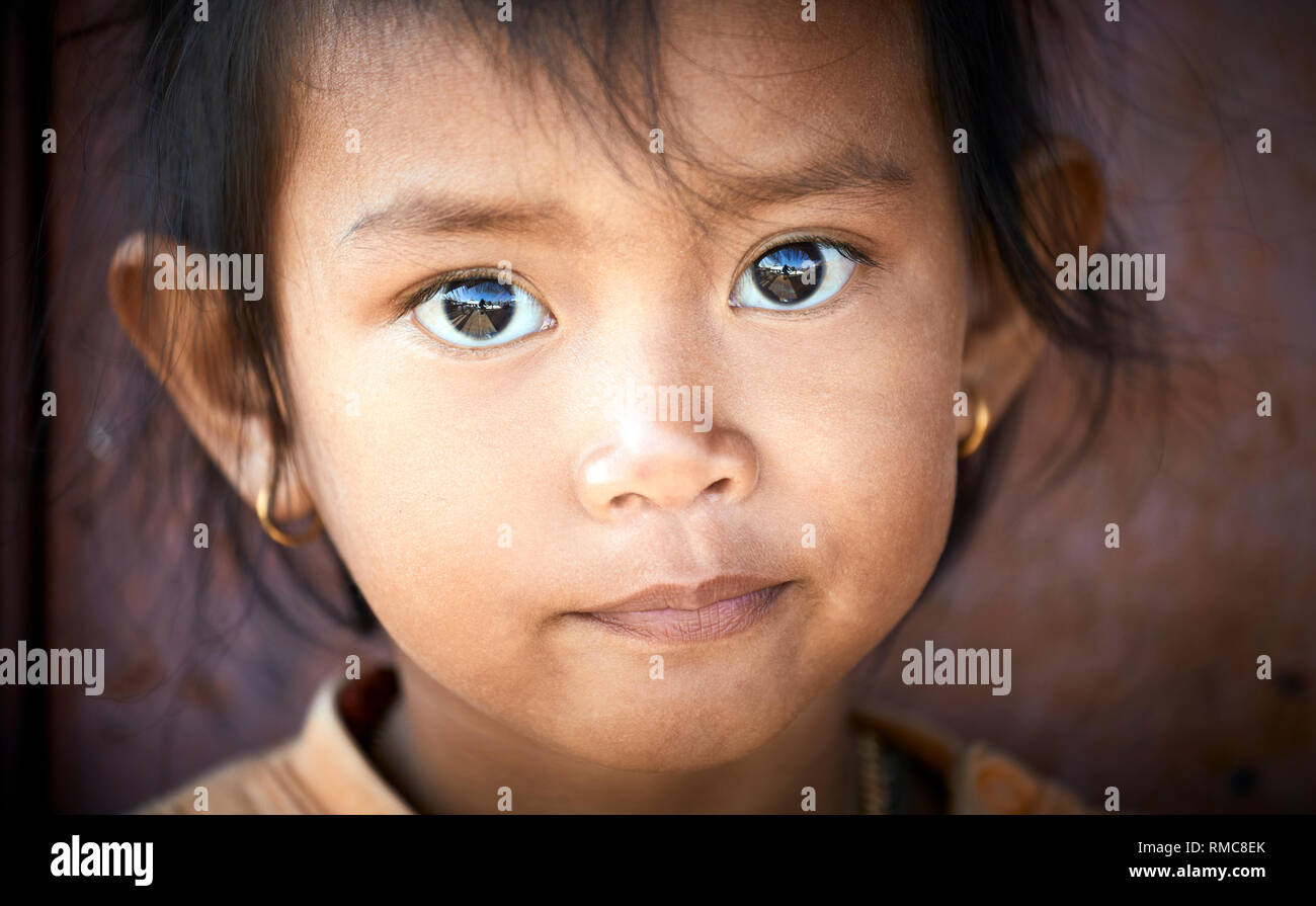 Lac Tonlé Sap, au Cambodge. 19 Décembre, 2017. Close-up portrait of a fisherman's daughter. Photo : Bryan Watts Banque D'Images