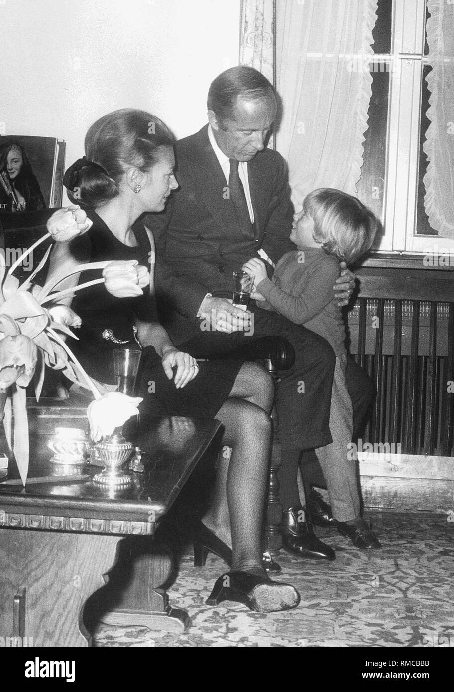 Le fils de l'ambassadeur français de longue date à Berlin, Henri Francois-Poncet avec sa femme Françoise et leur fils Hubert. (Photo non datée) Banque D'Images