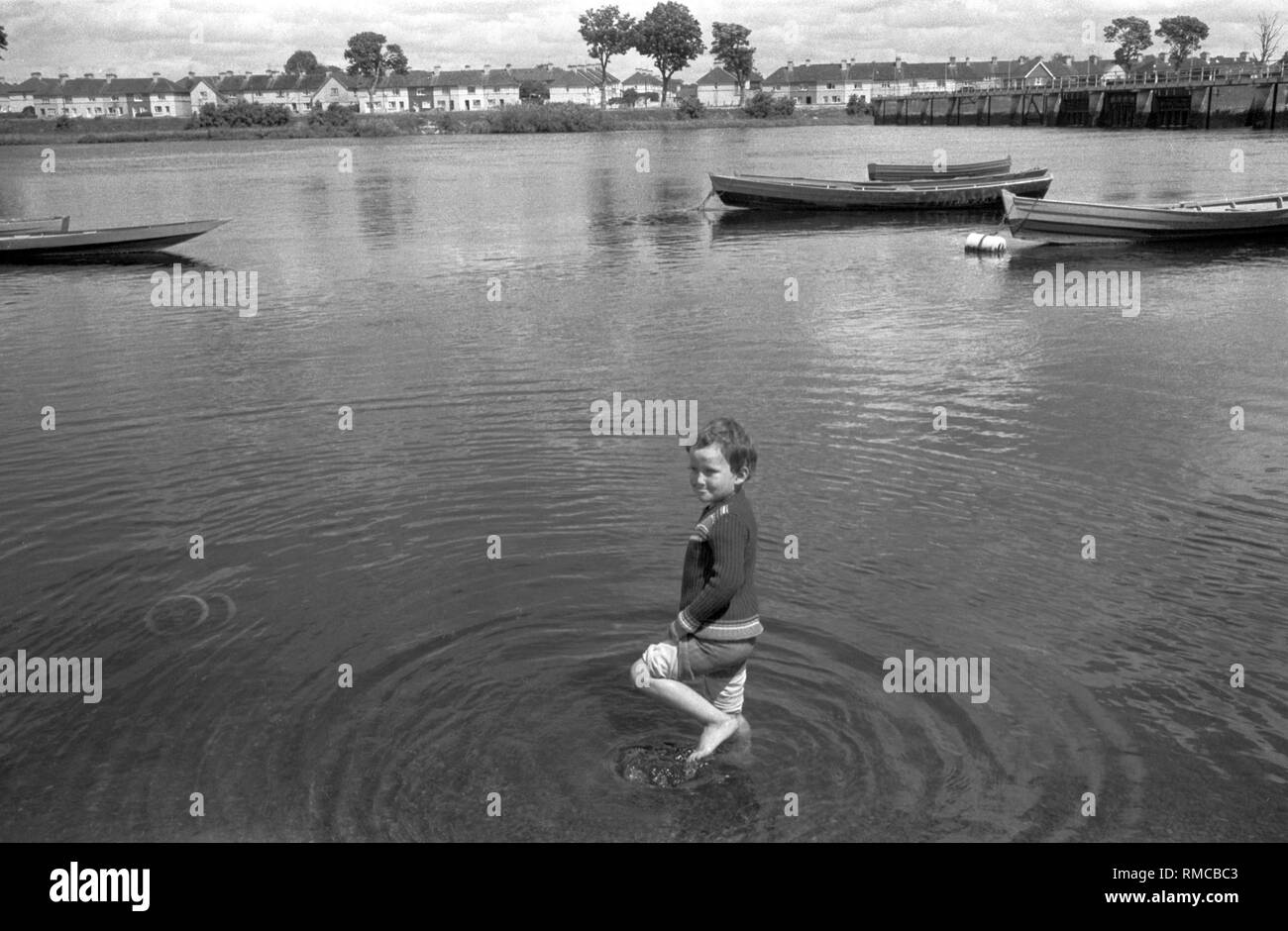 1970 enfant irlandais rivière Shannon Limerick, dans le comté de Limerick, Irlande. Côte ouest de l'Irlande du Sud 1970 HOMER SYKES Banque D'Images
