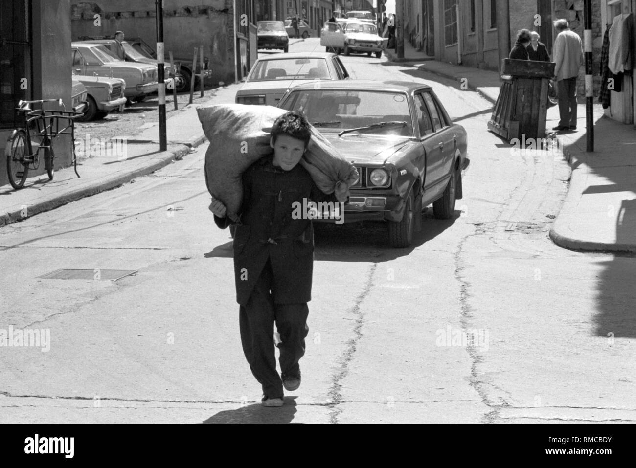 Teenage boy transportant une charge lourde metal coupée en morceaux à un ferrailleur. Il travaille pour une vie 1970 adolescents irlandais Limerick, dans le comté de Limerick, Irlande. Côte ouest de l'Irlande du Sud 1970 HOMER SYKES Banque D'Images