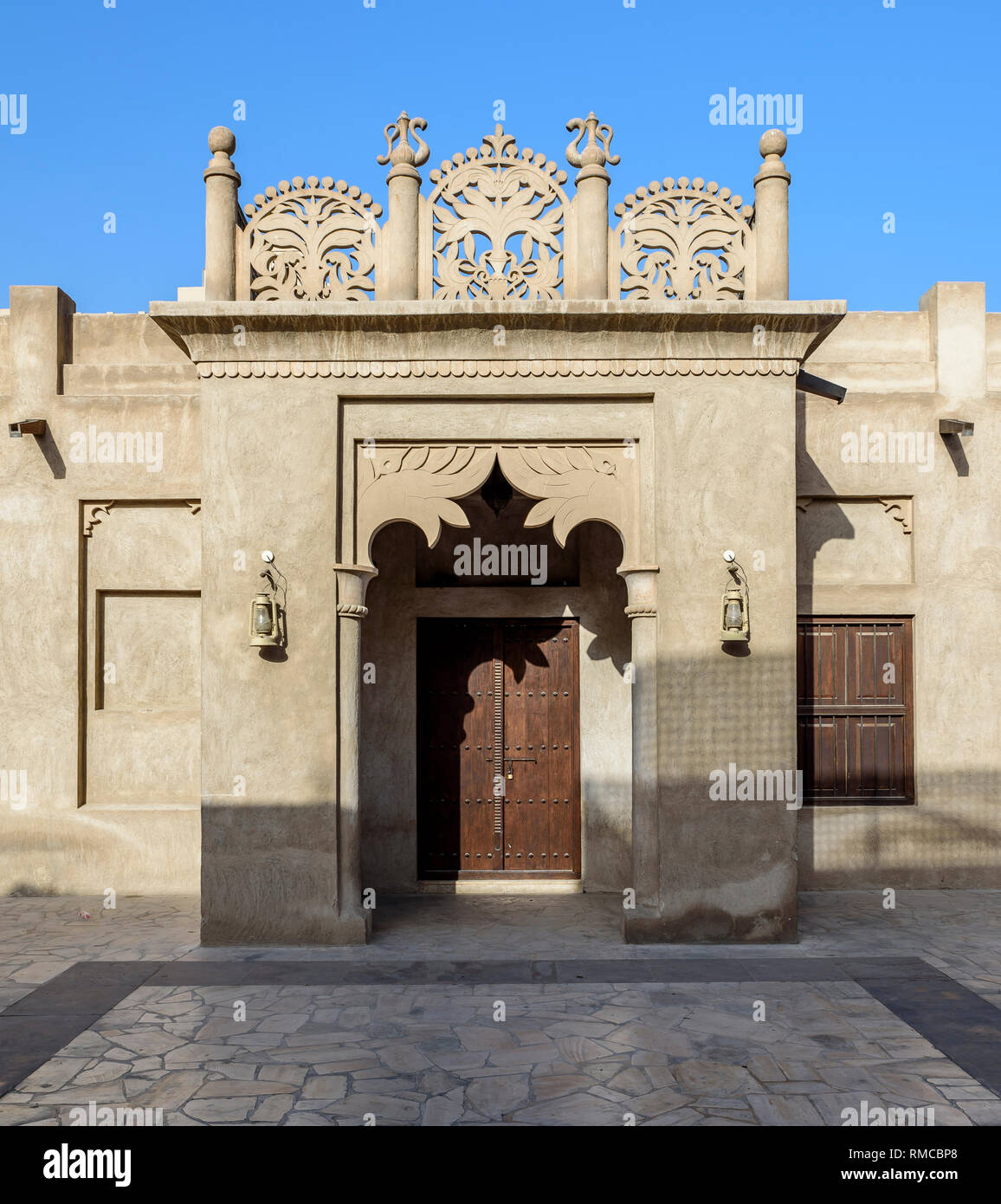 Orné, porte d'Arabie, avec des sculptures, situé dans la région de Bastikiya, vieux DUBAÏ, ÉMIRATS ARABES UNIS Banque D'Images