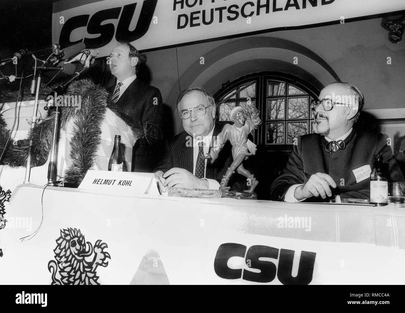 Élection fédérale 1983. Le Chancelier fédéral Helmut Kohl à un rassemblement électoral du parti CSU soeur à l'Salvatorkeller à Munich le 25 février. Au lutrin maire Erich Kiesl, sur le droit Hans Klein, secrétaire de presse de la CSU. Entre Kohl et Klein le cadeau de la ville : un danseur de Morris. Banque D'Images