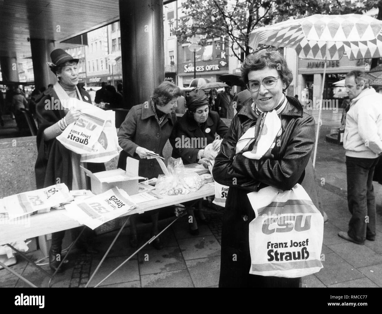 Stand d'information sur l'élection d'État de Bavière dans le centre ville, à l'angle rue Kaufinger Strasse et Kaufhof Rosenstrasse. Banque D'Images