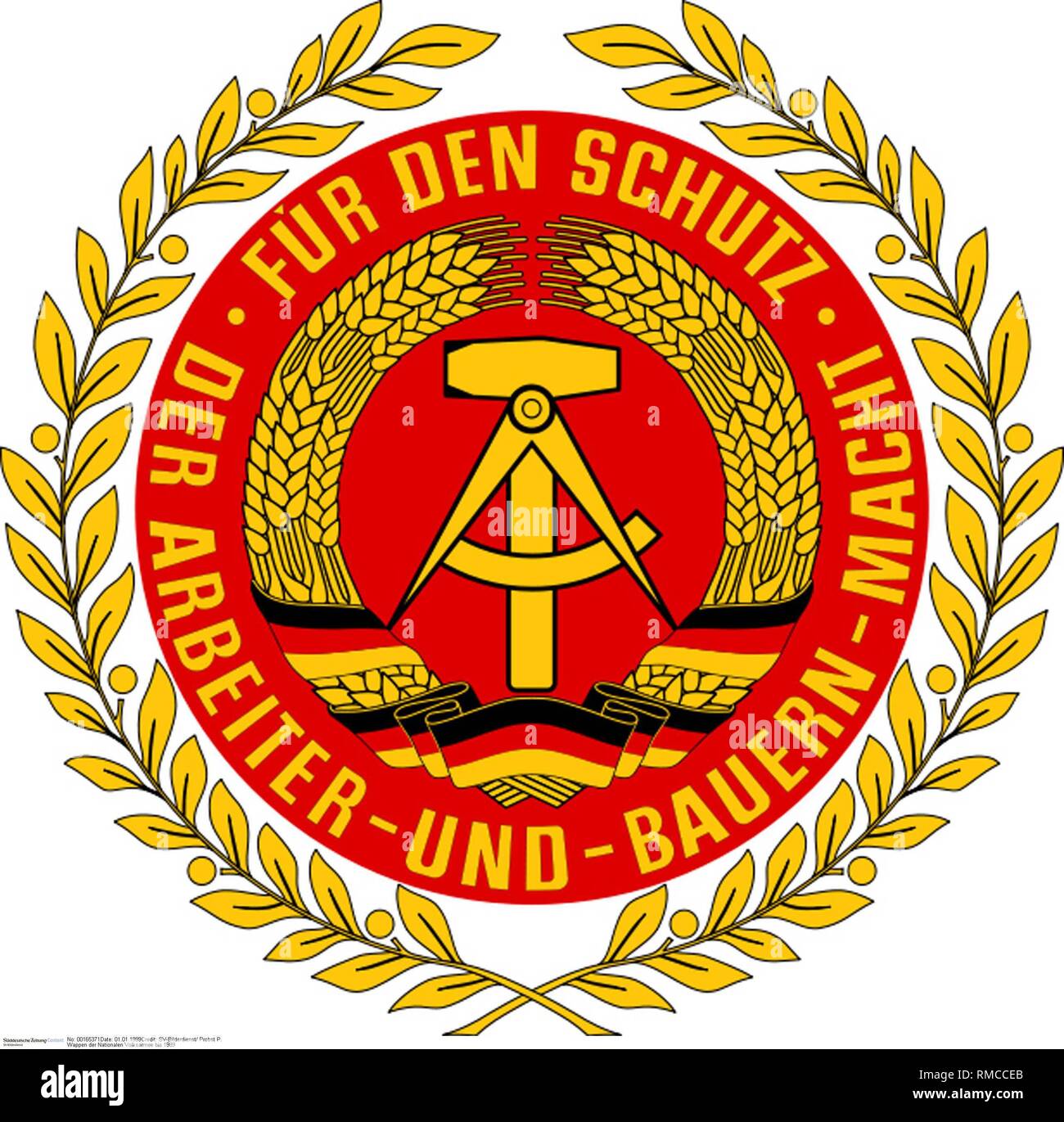 Blason de l'armée nationale populaire de la RDA avec les armoiries de la RDA au milieu. Photo à partir de 1989. Banque D'Images