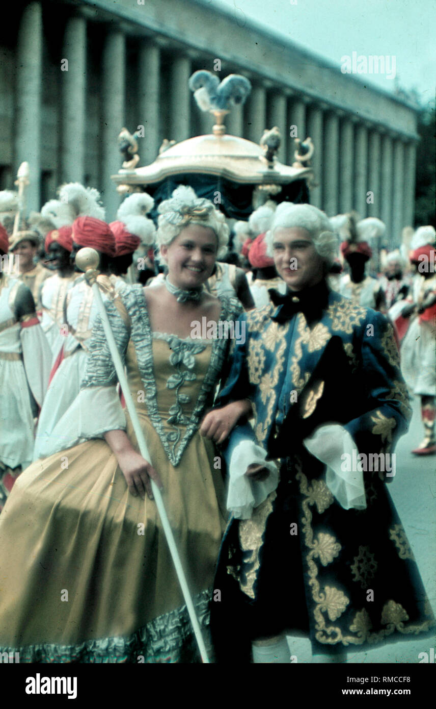 Interprètes en costumes baroques lors d'un défilé le jour de l'Art Allemand à Munich, sans date. Dans l'arrière-plan, la Haus der Kunst. Banque D'Images