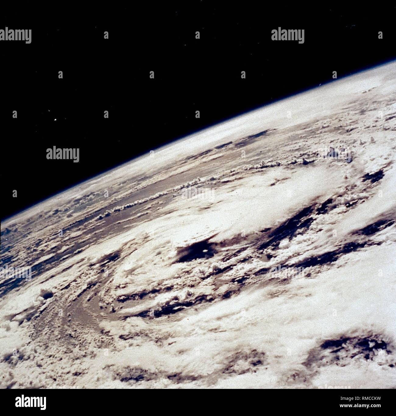 Vue détaillée de la terre avec l'ouragan 'Gladys'. La photo a été prise dans le cadre de la mission Apollo 7 de la NASA. Banque D'Images