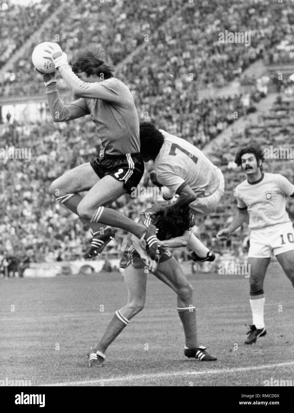 Dans le match pour la troisième place la Pologne joue contre le Brésil (1 : 0). Ici, le gardien polonais Tomanszewski frappe la balle en face de la Brésilienne Jairzinho. Banque D'Images