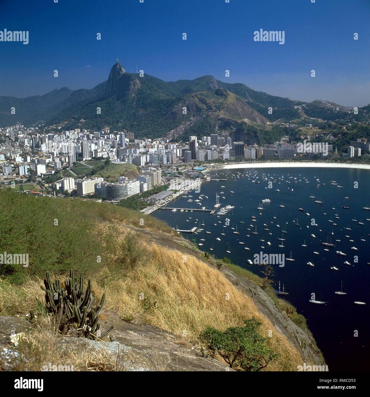 Le Botafogo bay à Rio de Janeiro avec le Corcovado, sur lequel se dresse la statue plus grande que la vie du Christ. Banque D'Images