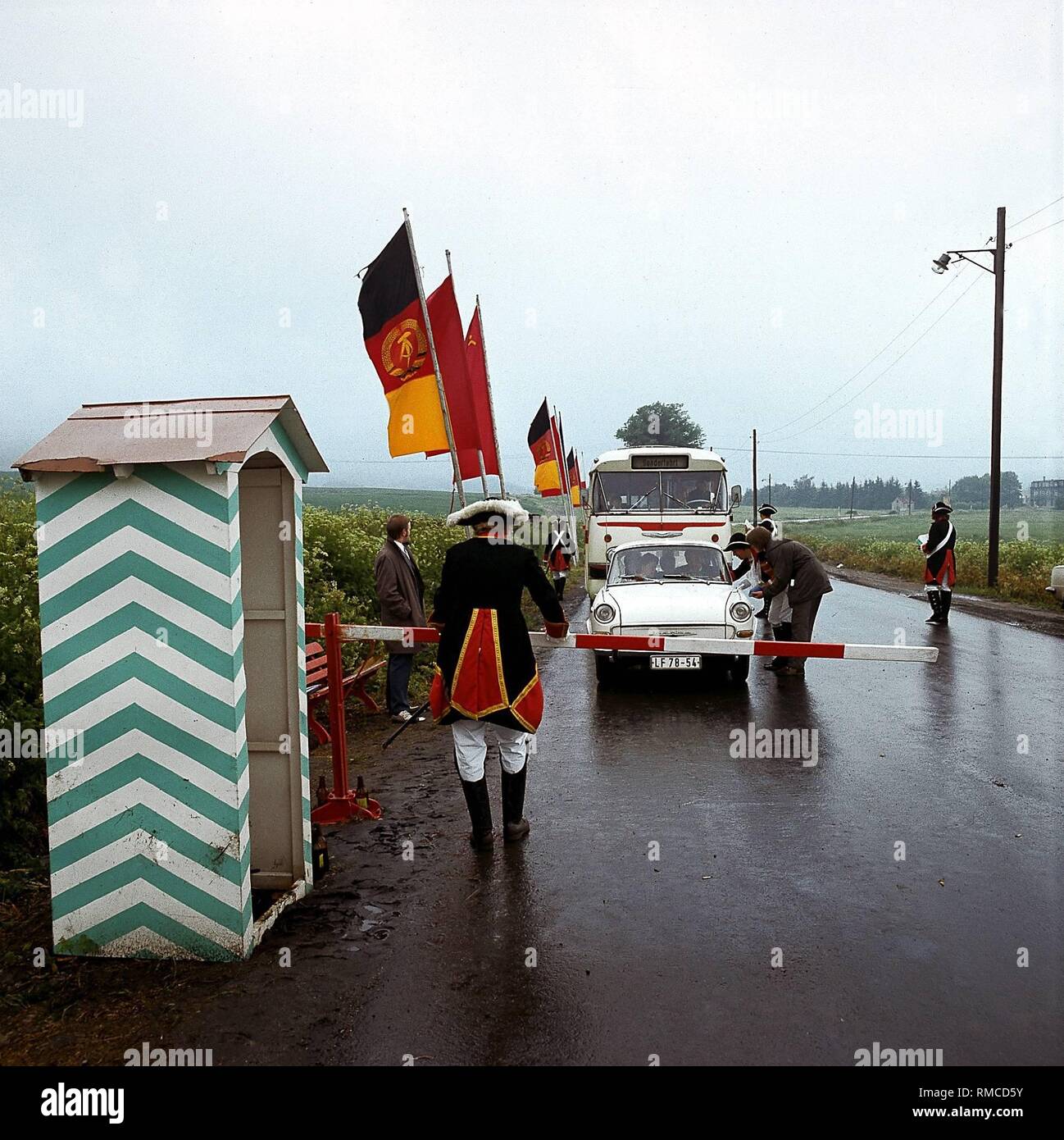 Volksfest avec 'Prussiens en uniforme' à la périphérie d'Ilmenau avec drapeaux de la RDA. Banque D'Images