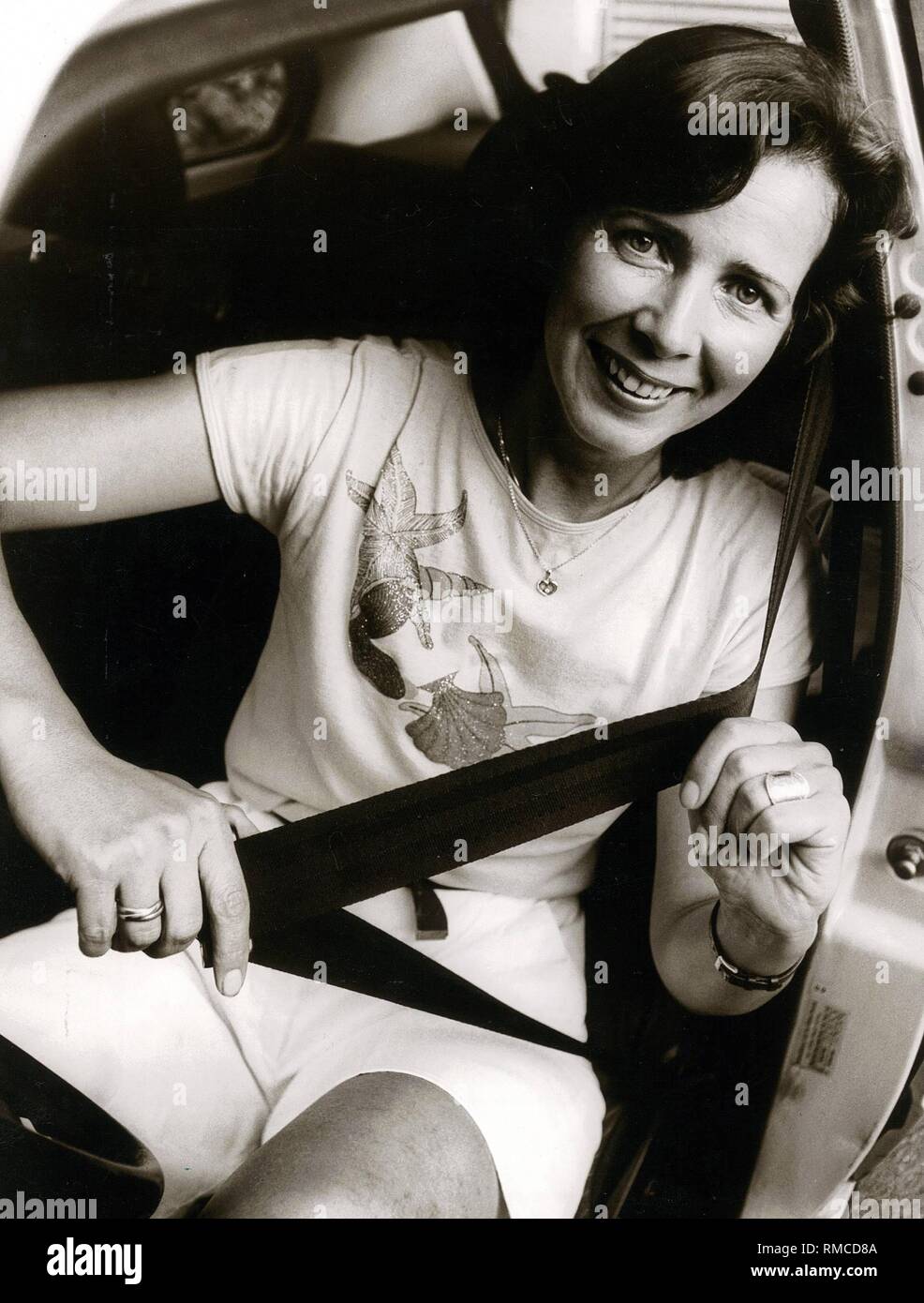 L'histoire : la ceinture de sécurité dans une voiture, démontré par Karin  dans une VW Golf, 1982. Cliquez sur '- première boucle, puis rendez-vous !'  Photo Stock - Alamy