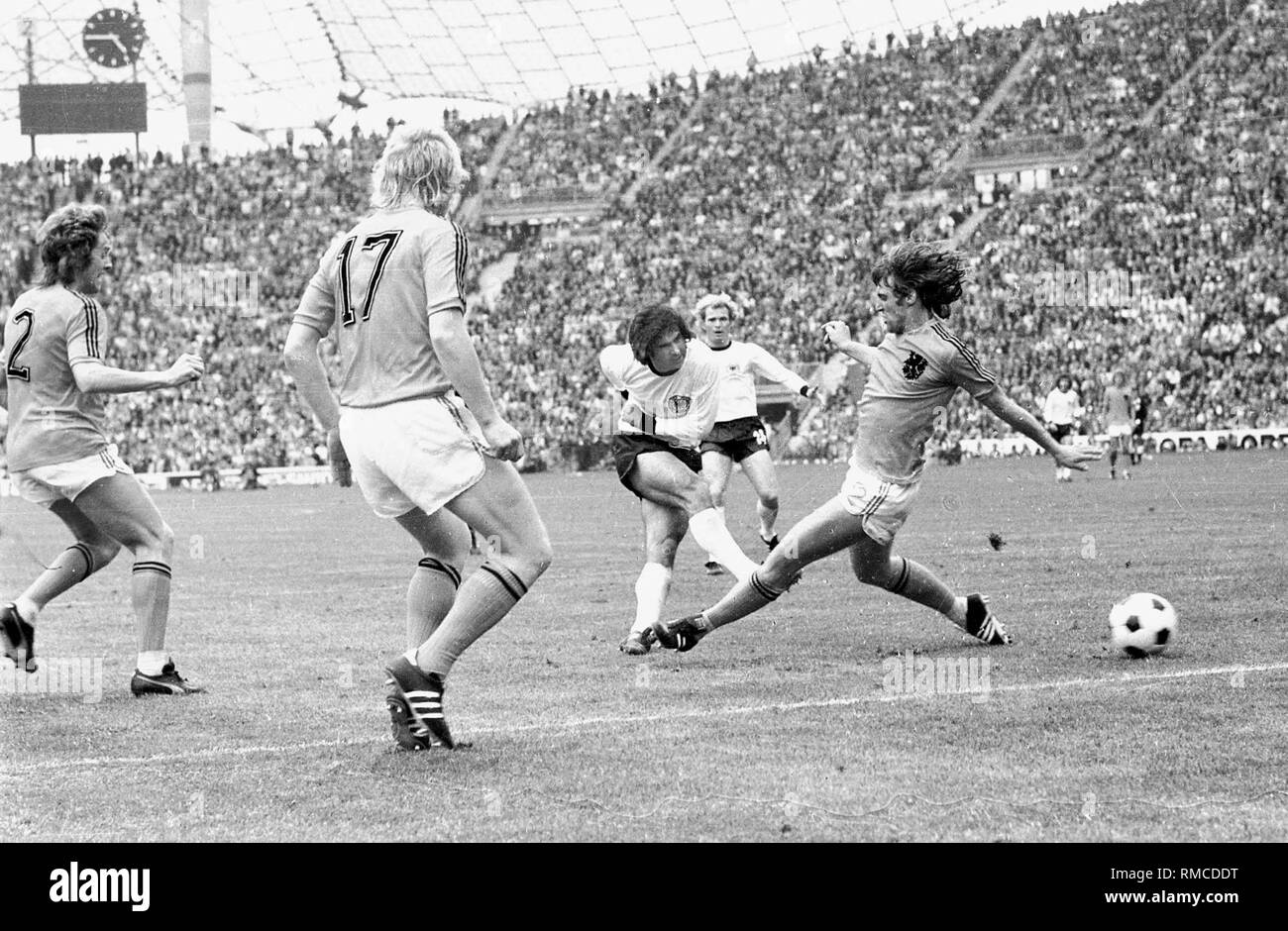 La finale de la Coupe du Monde de la FIFA 1974 en Allemagne et Hollande : ici, c'est l'objectif par Gerd Mueller entraînant la note finale 2 : 1. Banque D'Images