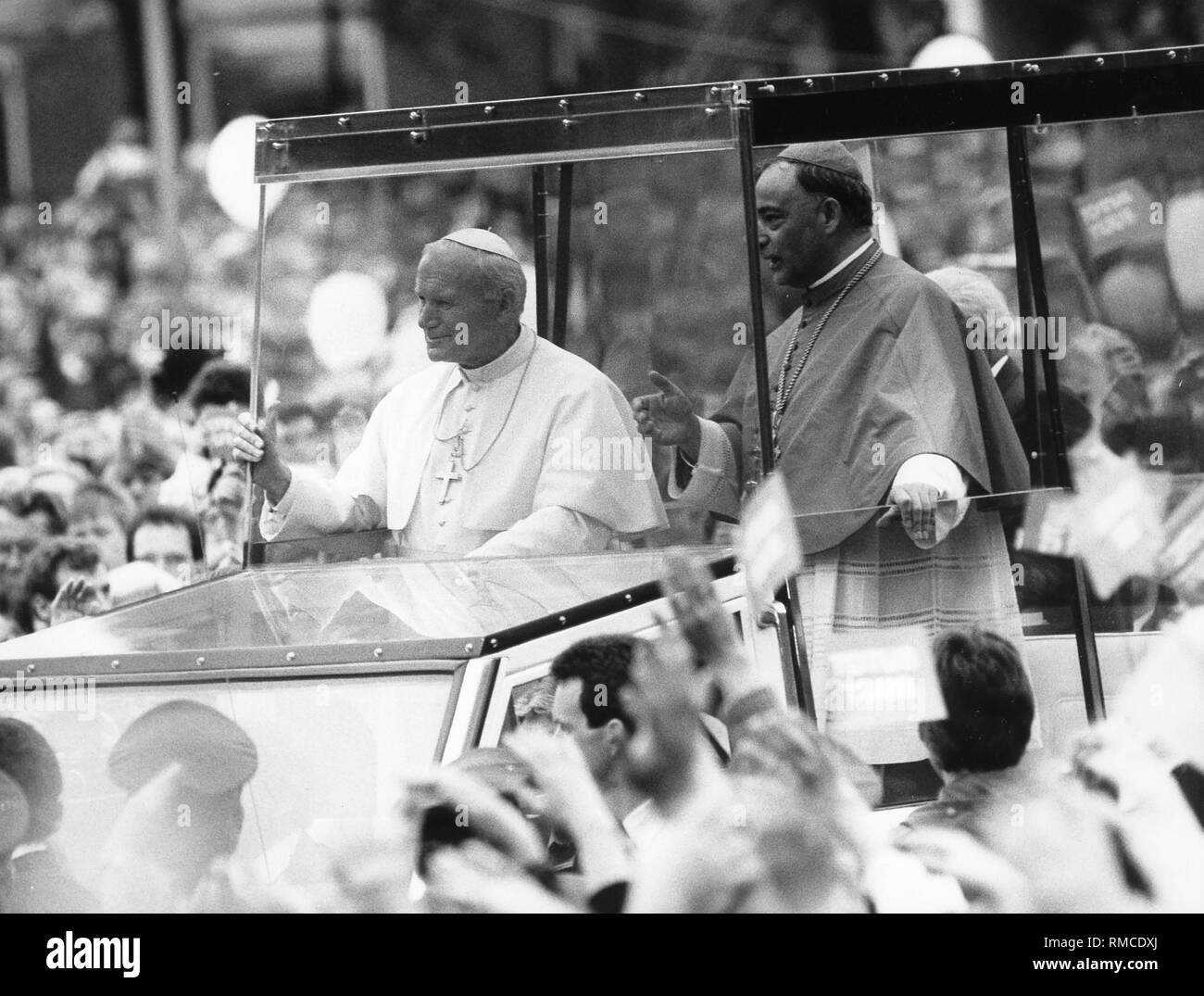 Le Pape Jean Paul II en agitant de sa papamobile' 'aux fidèles qui se sont réunis à l'occasion de sa visite en Allemagne. Banque D'Images