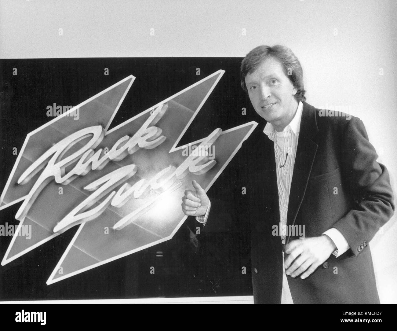 Le présentateur Werner Schulze-Erdel en face du logo de son jeu show 'Ruck Zuck' au 'Télé diffuseur 5". Banque D'Images