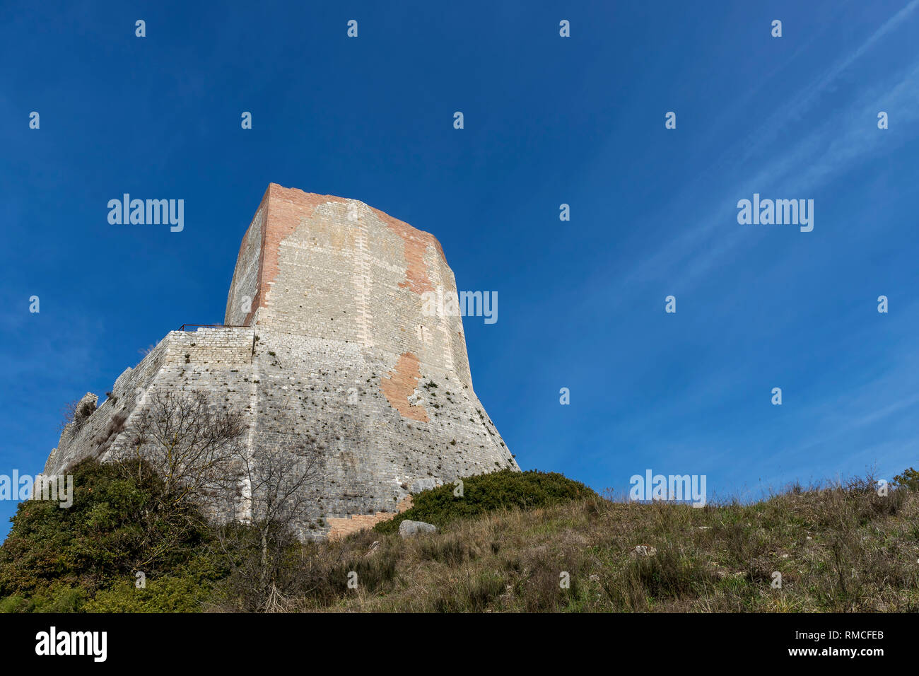 Belle vue sur la Rocca d'Orcia contre un ciel dramatique, Sienne, Toscane, Italie Banque D'Images