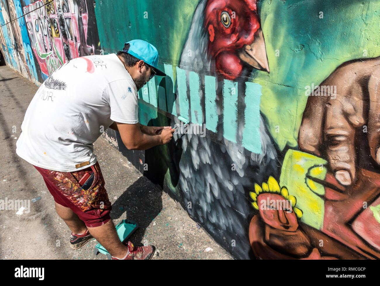 Man Painting Graffiti in Comuna 13 Medellin Colombie Amérique du Sud Banque D'Images