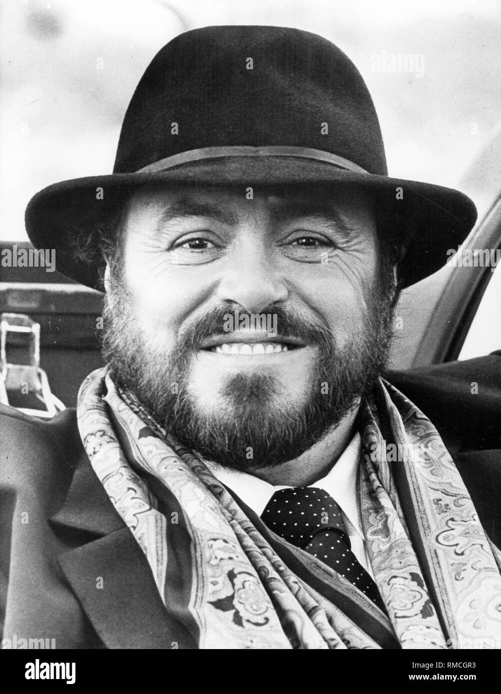Luciano Pavarotti, un chanteur d'opéra italien, avec foulard et un chapeau  Photo Stock - Alamy