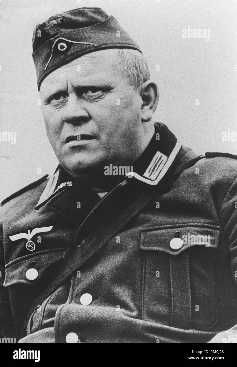 L'acteur allemand Gert Froebe (photo) aurait fêté son 90e anniversaire le 25 février 2003. Il est mort d'une attaque cardiaque le 5 septembre 1988 à Munich à l'âge de 75 ans. Banque D'Images