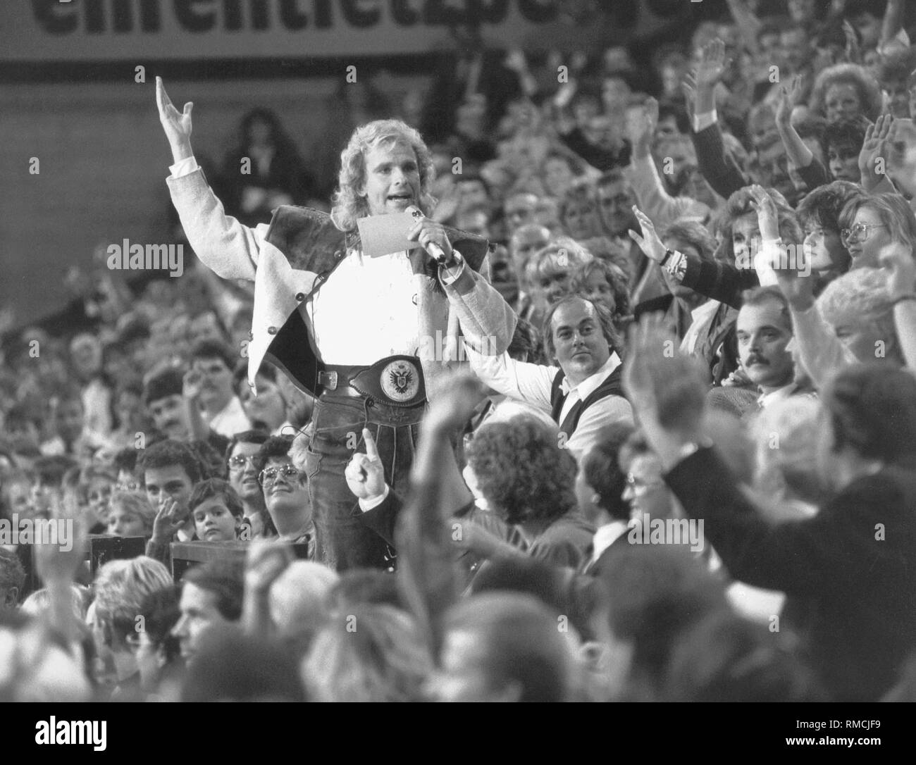 La showmaster Thomas Gottschalk anime l'audience de son émission de télévision "Wetten Dass... ?' Banque D'Images
