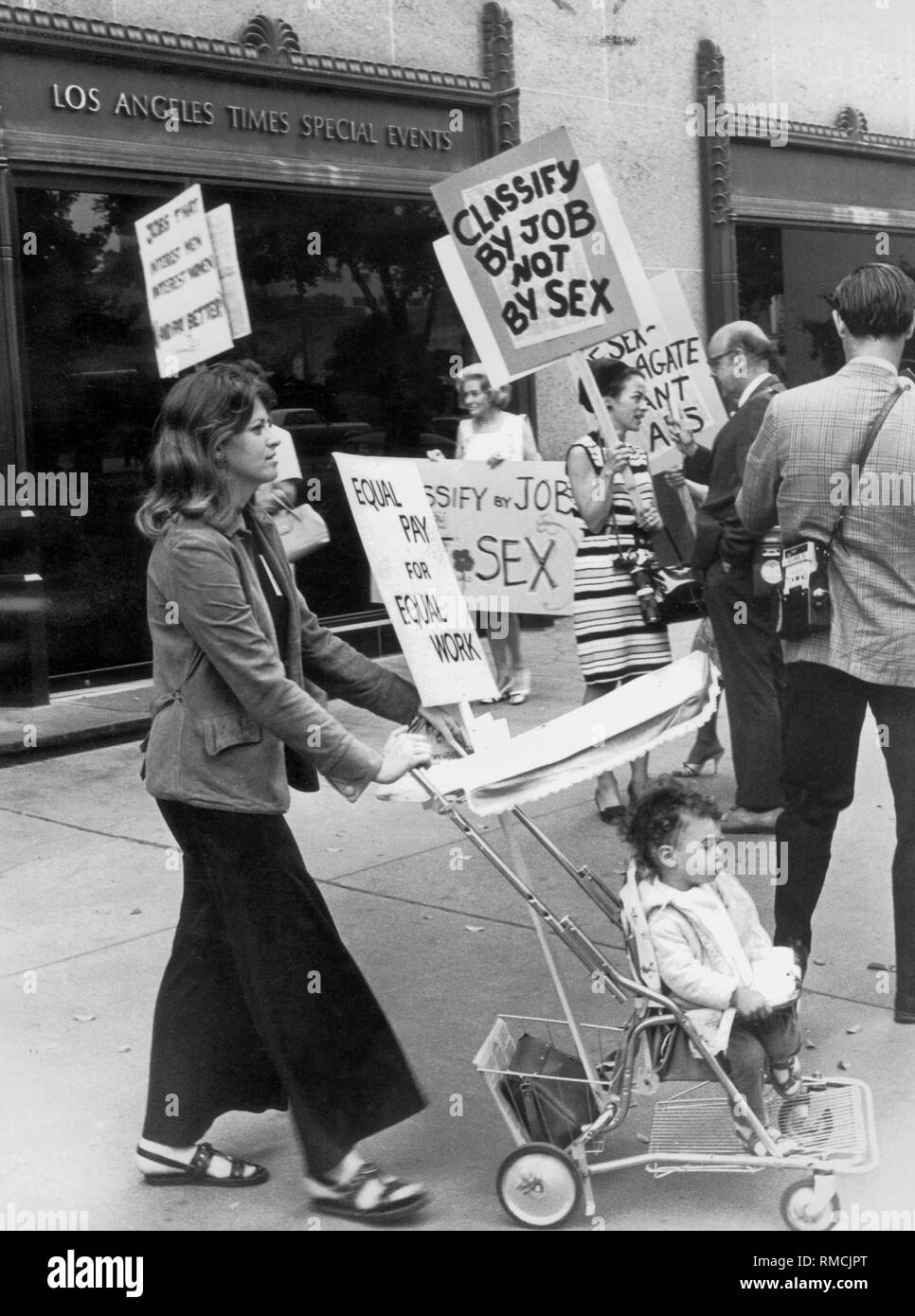 En face de l'édifice éditorial du Los Angeles Times, les femmes font preuve dans l'appui de leur demande pour une "à travail égal, salaire égal". Banque D'Images