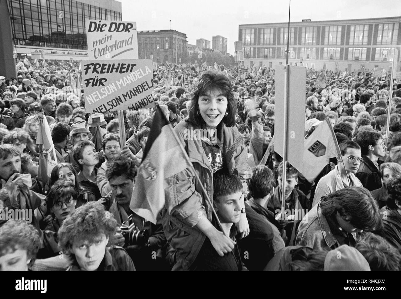 La Jeunesse Libre Allemande (FDJ) de la RDA commence sa traditionnelle rencontre de Pentecôte en 1989 avec un rassemblement de masse sur le Marx-Engels-Platz à Berlin-Mitte. Banque D'Images