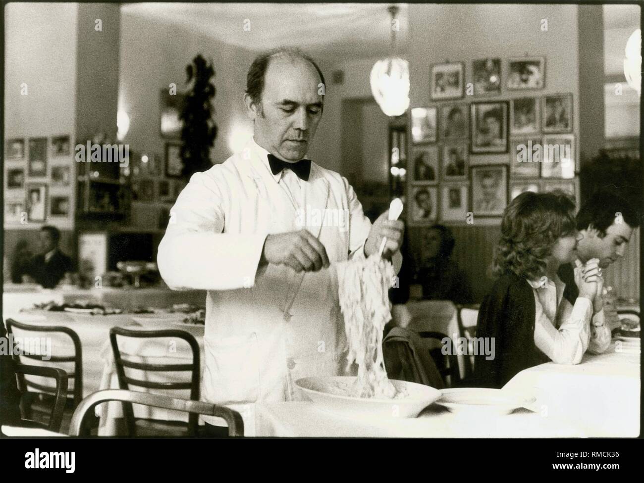 Gastronomie en Italie : celebrity restaurant 'Chez Alfredo' à Rome. Le serveur sert des fettucinis, la spécialité de la maison, un plat de pâtes, novembre 1973. Banque D'Images