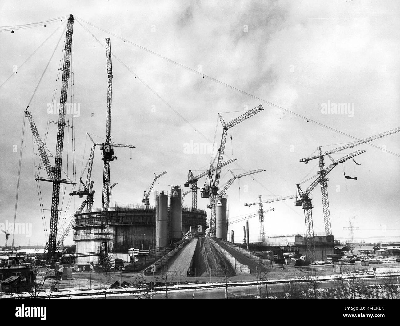 Site de construction de la centrale nucléaire d'Isar II (Ohu 2) au cours d'une interruption forcée des travaux de construction. Des drapeaux noirs (à droite) montrent que les travailleurs de désapprouver le déclassement. Banque D'Images