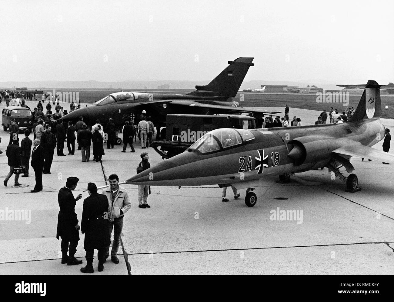 À la base aérienne de l'Jagdbombergeschwader 34 Memmingen dans le dernier F-104 (avant) opérant dans la Bundeswehr (armée fédérale allemande) est en cours de démantèlement. Derrière, un Panavia Tornado. Banque D'Images