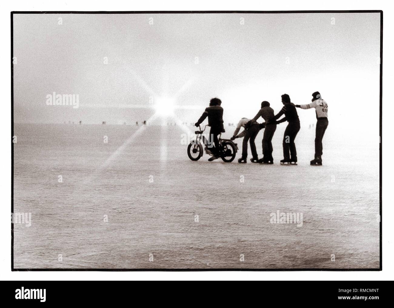 Sports d'hiver : Un souffle pour jeunes et vieux, du patin à glace sur l'Ammersee. Patineurs forment une chaîne et se laisser être tiré à travers la glace par une moto. Le lac a gelé complètement nouveau pour la première fois après 18 ans, en janvier 1981. Banque D'Images