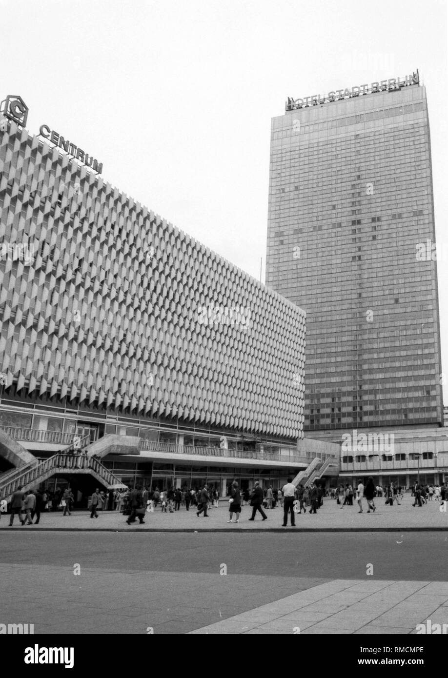 'Centrum' department store et de l'hôtel Hotel Stadt Berlin Alexanderplatz à Berlin. Photo à partir de 1er mars 1969. Banque D'Images