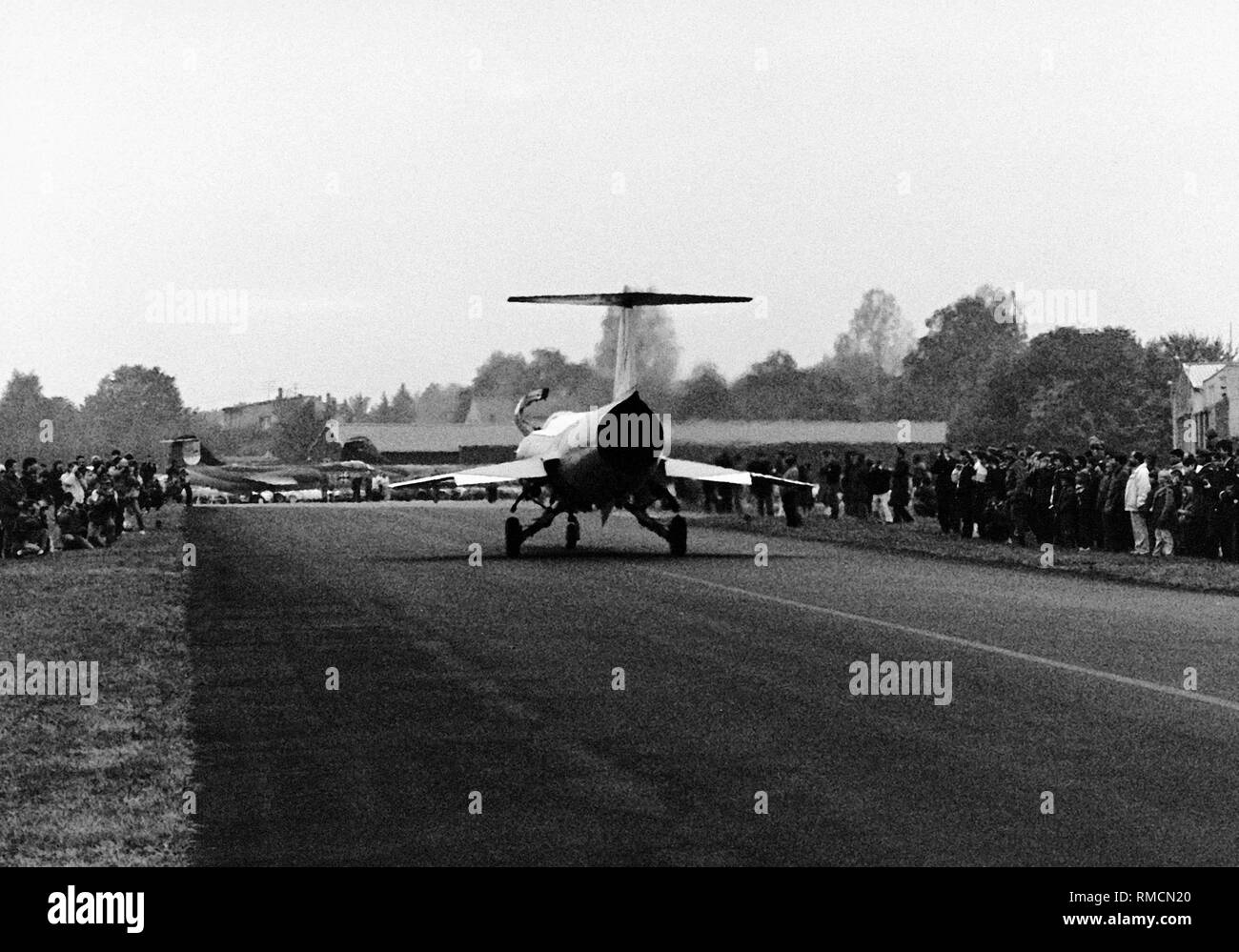 En 1987, la Luftwaffe a cessé de fonctionner le F-104. Les membres de la base aérienne Memmingen regarder le débarquement de la dernière 'Starfighter' du Jagdbombergeschwader 34. Banque D'Images