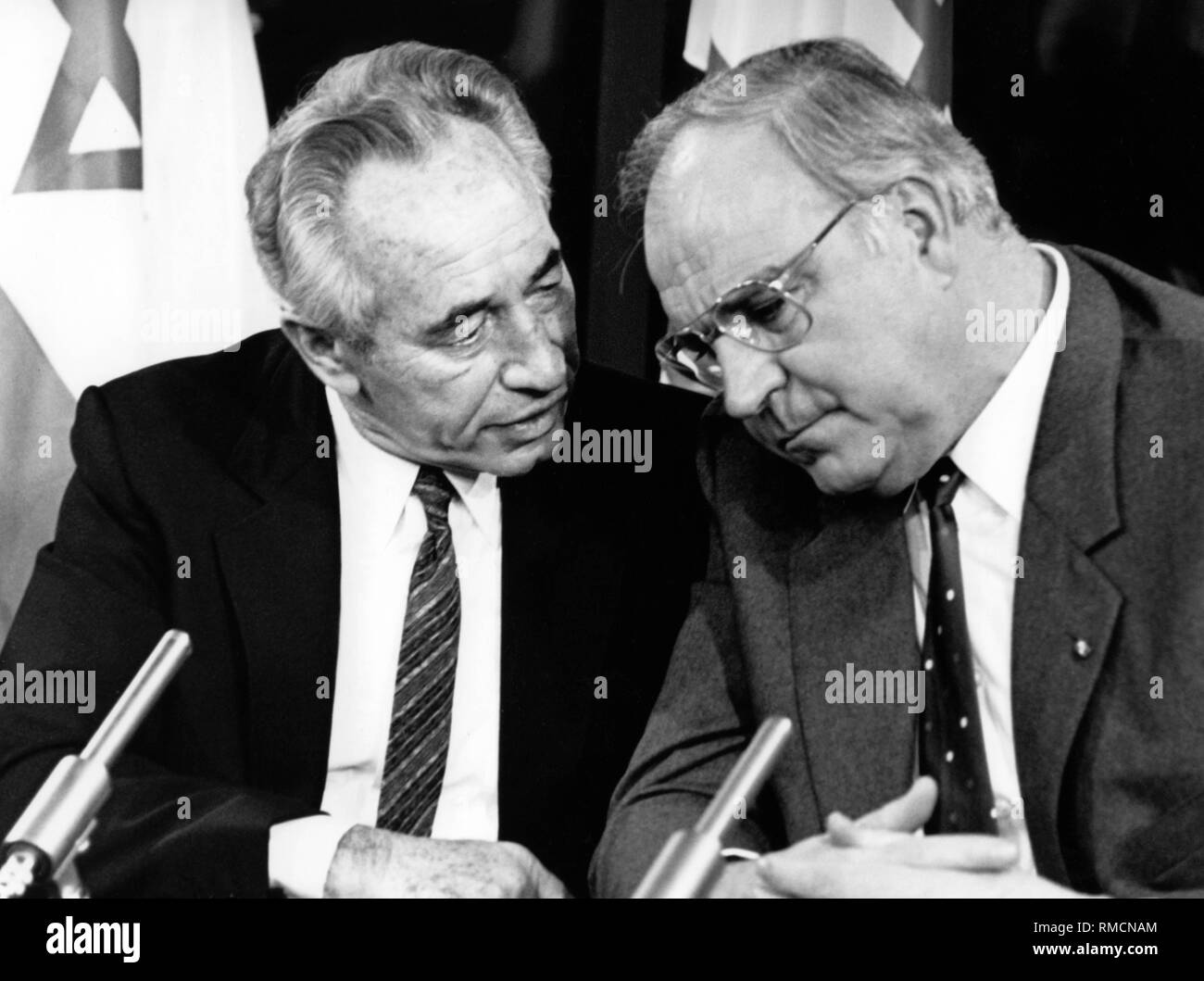 Le Premier ministre israélien Shimon Peres et l'Ouest chancelier allemand Helmut Kohl en conversation. Probablement au cours d'une conférence de presse. Banque D'Images