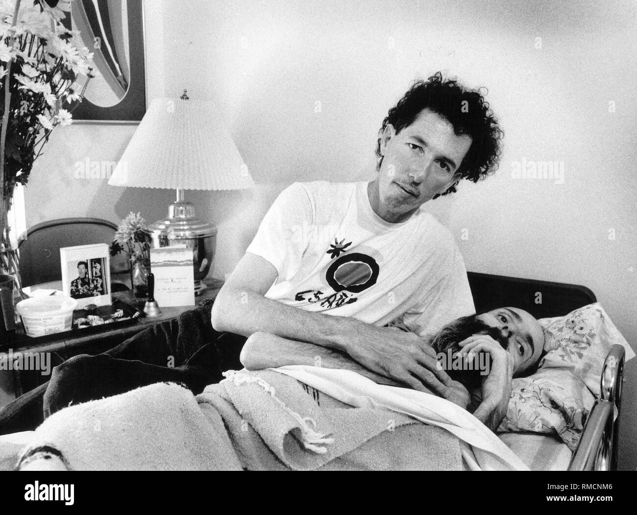Un Malade Du Sida Est Eleve Par Son Ami A L Hospice Zen Maitri Dans San Francisco Photo Stock Alamy Un Malade Du Sida Est Eleve Par Son Ami A L Hospice Zen Maitri Dans San Francisco Photo Stock Alamy